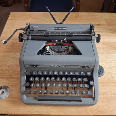 1950 Royal Quiet De Luxe 打字机带盒 - 视频和图片 - 免费送货 - 漂亮! — 第 1/4 张图片