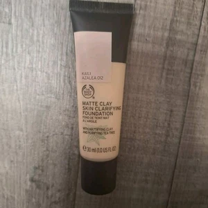 The Body Shop Matte Clay Skin Clarifying Foundation 012 Kaili Azalea Sealed - Picture 1 of 11