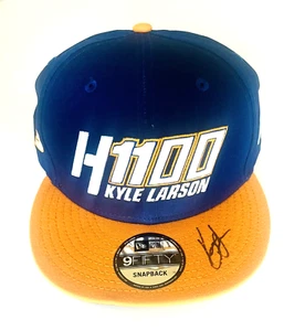Nuovo cappello Kyle Larson FIRMATO H1100 Hendrick Cars.com 17/5 Indy 500 / Coca Cola 600 - Foto 1 di 5