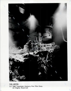 Foto publicitaria de prensa rara 8x10 ~El abismo~ (1989) James Cameron Ed Harris  - Imagen 1 de 1
