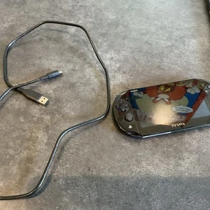 Sistema Sony PS Vita 2000 negro con cable cargador. Muy buen estado - Imagen 1 de 5
