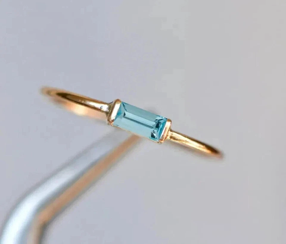 Anillo de compromiso aguamarina simulada corte esmeralda de 1 quilate enchapado en oro amarillo de 14 k Foto 1 de 4