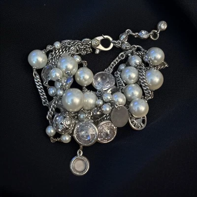 Pulsera Henri Bendel perlas y cristales multi hebra tono plata Foto 1 de 4