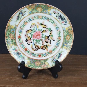 Plato de porcelana china del siglo XIX de 8,5 pulgadas flores de mariposa y artículos preciosos  - Imagen 1 de 11