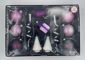 NUOVO 12 Pezzi Holiday Time Vetro Ornamenti Viola Argento Bianco Set Multipack - Foto 1 di 6