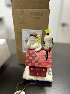 Figurina Jim Shore Peanuts 2016 - La casa del cane di SNOOPY - ALLEGRO E LUMINOSO 4052719 - Foto 1 di 5