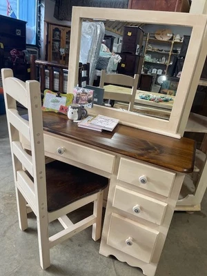 Vaidade de madeira maciça com conjunto de cadeira – construção local (creme/noz) - Imagem 1 de 4