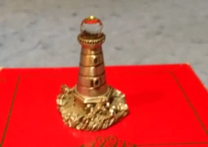 Mini Leuchtturm Figur von Camco feines Zinn 1,75" gekrönt mit facettiertem Kristall - Bild 1 von 7