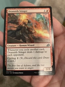 Drannith Stinger Ikoria: Lair of Behemoths Magic The Gathering LP #113 manejo el mismo día - Imagen 1 de 2