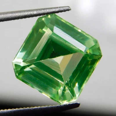 11.80 Ct Certified Natural Pakistan Green Peridot Radiant Cut Stunning Gemstone - Image 1 of 4