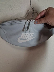 Neu mit Etikett Nike Logo Crossbody Bauchtasche Tasche Unisex Erwachsene grau weiß DB0490-034 - Bild 1 von 6