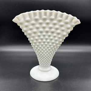 Jarrón Ventilador de Colección Fenton Hobnail Vidrio de Leche Blanco 8 Pulgadas Introducido 1958 Hecho en EE. UU. - Imagen 1 de 12