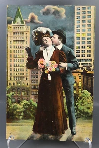 Postal eduardiana de colección pareja amorosa hombre/mujer besándose sello de Ben Franklin 1908 - Imagen 1 de 8