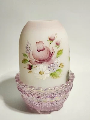 Fenton pintado a mano satinado luz de hadas con fondo rosa carnaval Foto 1 de 4