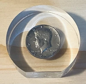 "Pisapapeles Kennedy Half Dollar Lucite 1972 2,5"" x 2,5"" x 1""" - Imagen 1 de 4