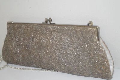 全新 复古 Moyna 青铜珠和白色缎面手拿包 晚装包 长链钱包 — 第 1/4 张图片