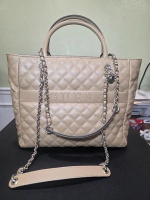 Bolso de Mano Guess Illy Color Beige con Cartera Organizadora Illy a Juego Foto 1 de 4