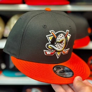New Era Anaheim Ducks Dos Tonos 9FIFTY Snapback Negro/Naranja - Imagen 1 de 4
