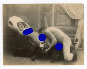 Vintage Erotik Foto von Paar auf Tagesbett Portrait Liebesspiel viktorianisch - Bild 1 von 2