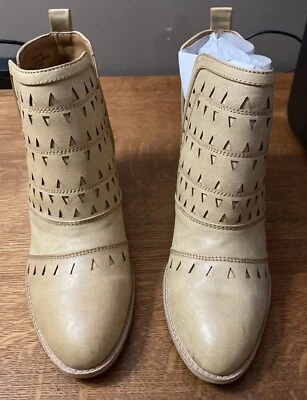 Euro Soft By Sofft Women’s Sarita Ankle Booties Size 10m - Image 1 of 4