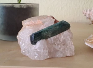 Turmalina en matriz de cuarzo, aproximadamente 60x15x11 mm cristal! Pieza de colección decorativa - Imagen 1 de 8