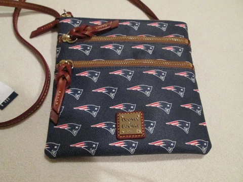 DOONEY & BOURKE NFL PROPERTIES NEW ENGLAND PATRIOTS TRIPLE ZIP LEATHER PURSE Cover