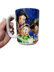 Tazza Disney Store 2004 Holiday Tazza Caffè Biancaneve Dopey Topolino Pinocchio Pooh - Foto 1 di 6