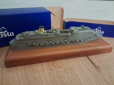 Modellino Nave da Crociera  Costa Diadema su base in legno - Immagine 1 di 4