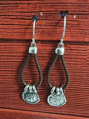 PENDIENTES SILPADA PLATA ESTERLINA Y CUERO W2179 NIÑA PRADERA moneda/disco colgante Foto 1 de 4