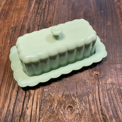 Plato de mantequilla cubierto de belleza atemporal vaso de leche verde jade The Pioneer Woman Foto 1 de 4