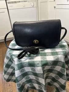 Vintage Coach Dinky Bag in dunkelblau, Umhängetasche, 70’s -80’s, ohne Gebrauchsspuren. - Bild 1 von 9
