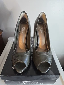 EUC Women's Fusion Pewter Heels/Open Toe Size 7.5 - Picture 1 of 5