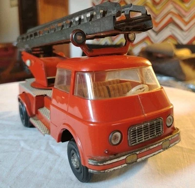 Raro  CAMION DEI POMPIERI DI LATTA - MS GDR- tintoy - 29 cm - Immagine 1 di 4