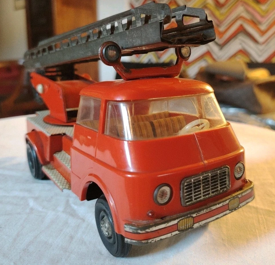 Raro  CAMION DEI POMPIERI DI LATTA - MS GDR- tintoy - 29 cm - Immagine 1 di 4