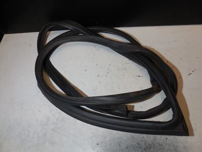 Moldura de sello de intemperie de puerta delantera derecha 03-09 Mercedes Benz W211 E350 E320 Foto 1 de 4