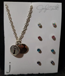 NUOVA COLLANA JACLYN SMITH COLLECTION "J" E 4 PAIA DI ORECCHINI, TONO ARGENTO, NUOVI CON SCATOLA - Foto 1 di 7