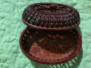 Hermosa caja de baratijas de laca de bambú roja tallada asiática - Imagen 1 de 9