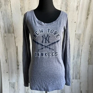 NWT MLB New York Yankees Size Large Long Sleeve Logo Tee Grey Scoop Neck - Picture 1 of 5