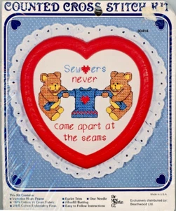 Kit de punto de cruz contado con marco de corazón Victoria nuevo tema de costura de Berlín nuevo en stock - Imagen 1 de 2