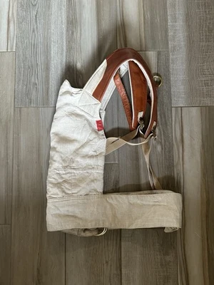 Portabebés Sakura Bloom Scout de sándalo y lino coñac Foto 1 de 4