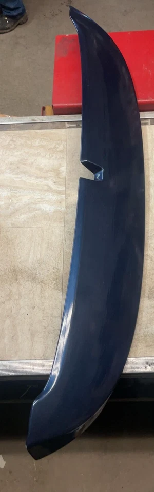 Alerón trasero montado en la cubierta azul OEM para Nissan Versa 2007-2012 Foto 1 de 4