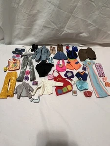 Artículos de ropa/accesorios de Barbie y Ken de 48 piezas - Imagen 1 de 6
