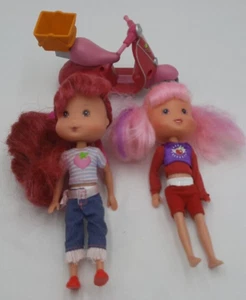 2006 Playmates BERRY SWEET SCOOTER w/ Two 7" Strawberry Shortcake Dolls - Picture 1 of 10