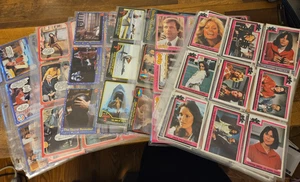 Lote vintage de tarjetas coleccionables de películas y programas de televisión. Algunos duplicados de más de 200 tarjetas - Imagen 1 de 1