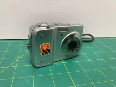 Kodak EasyShare C182 Camera 12 MP Digital Silver 3X Optical Zoom LCD Flash AA - Image 1 of 4