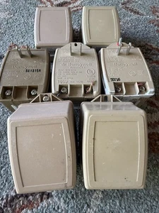 Honeywell 1321-1 Transformer 16.5 VAC, 25VA Plug-In Transformer model AD48-0148 - Picture 1 of 3