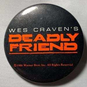 WES CRAVEN 's DEADLY FRIEND Pin 1986 PROMO Pinback Badge Button KRISTY SWANSON - Bild 1 von 2