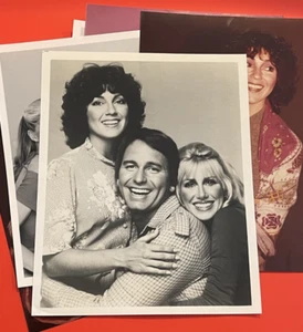 THREE'S COMPANY TV VINTAGE COLLEZIONE DI FOTO JOHN RITTER JOYCE DEWITT - Foto 1 di 9
