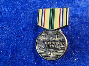 (A20-094) Orden de los Estados Unidos Medalla de Servicio del Sudeste Asiático Cabaña Pin Sombrero - Imagen 1 de 2