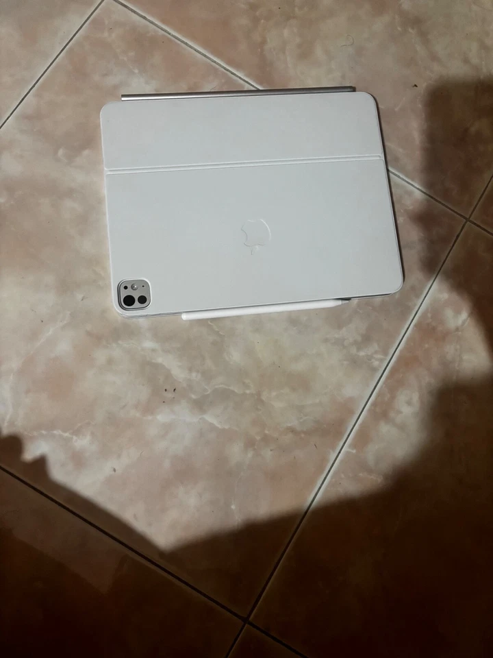 Apple ipad pro 13 2024 Apple Pencil e keyboard  - Immagine 1 di 4